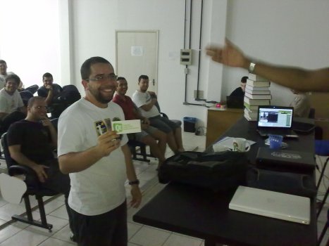 Bruno Melo recebendo o adesivo do QT